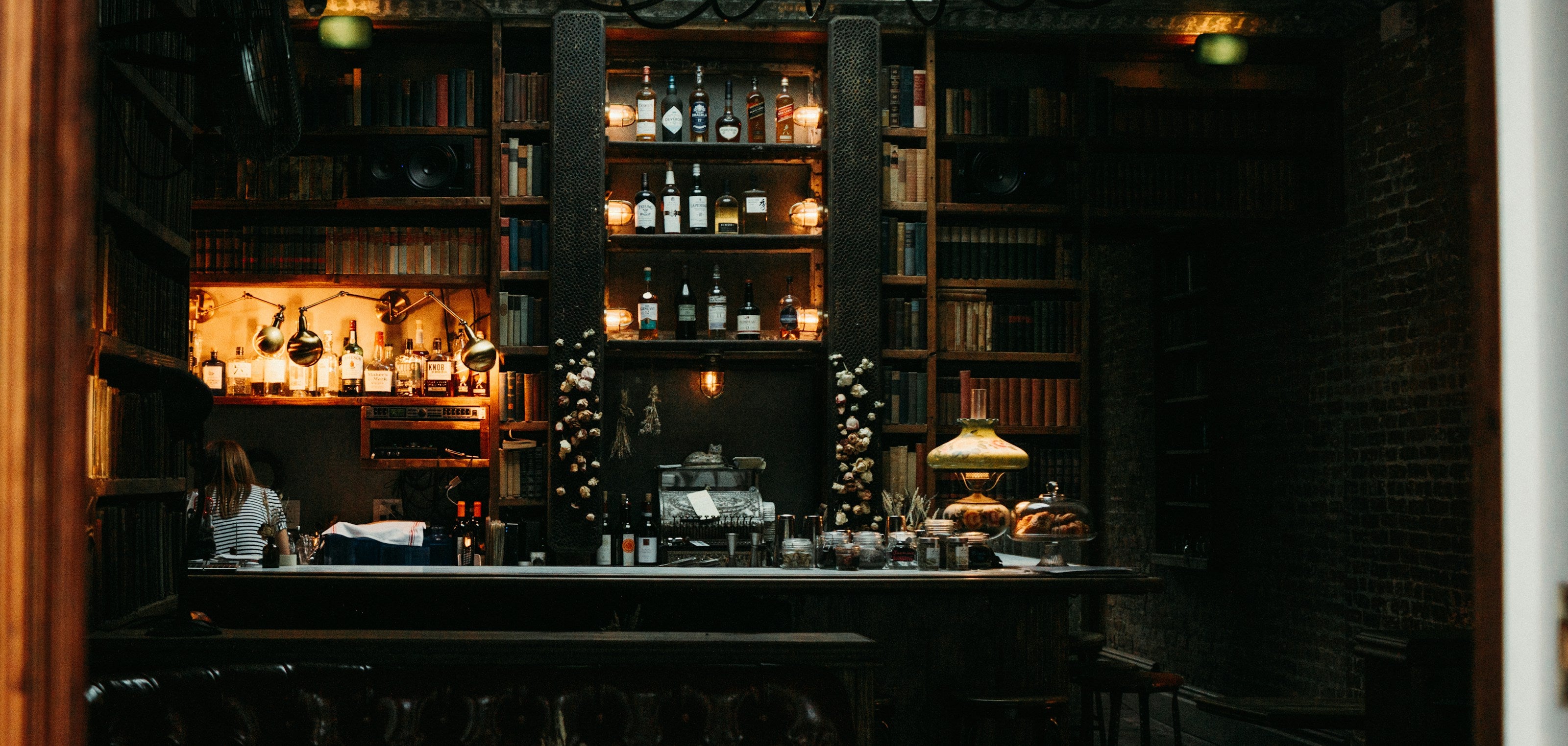 Bar a whisky elegant, etageres retro-eclairees
